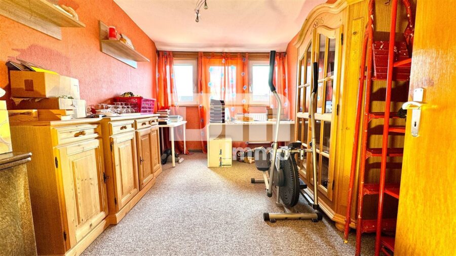 Schönes 1 - 2 Familienhaus mit riesigem Grundstück, Doppelgarage und umfangreichen Nutzflächen - OG / DG Kinderzimmer 3 / Gästezimmer WE2